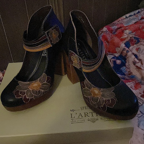 Never been worn.. I purchased them for a costume party that I didn’t attend.. - Picture 2 of 6